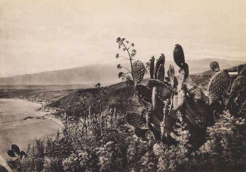 Taormina, utsikt över Etna (svartvitt foto) av Italian Photographer