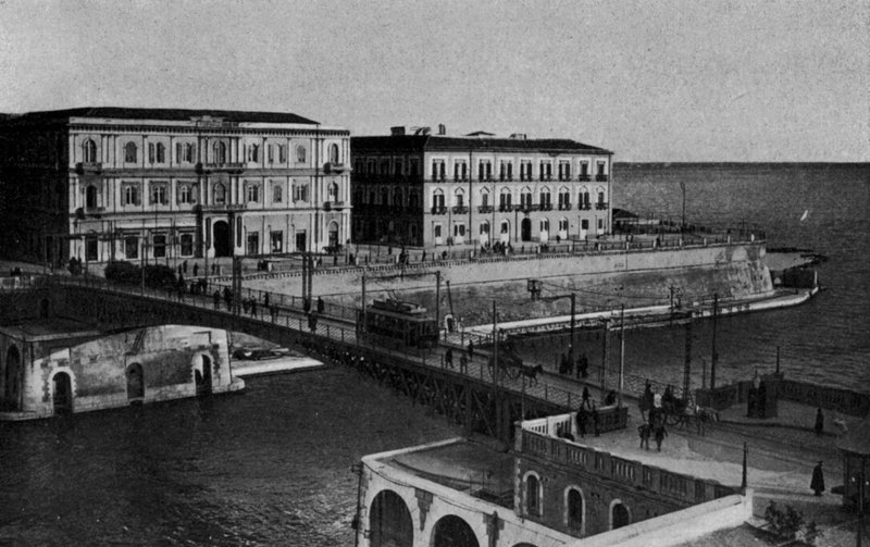 Taranto, Corso due Mari, svängbro (s/v foto) av Italian Photographer