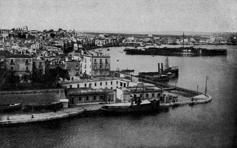 Taranto, Panorama över gamla stan (s/v foto) av Italian Photographer