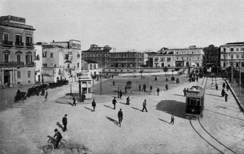 Taranto, Piazza Castello, Ta svängbron (s/v foto) av Italian Photographer