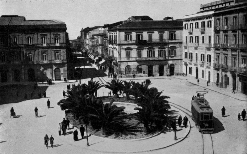 Taranto, Piazza Giordano Bruno (s/v foto) av Italian Photographer