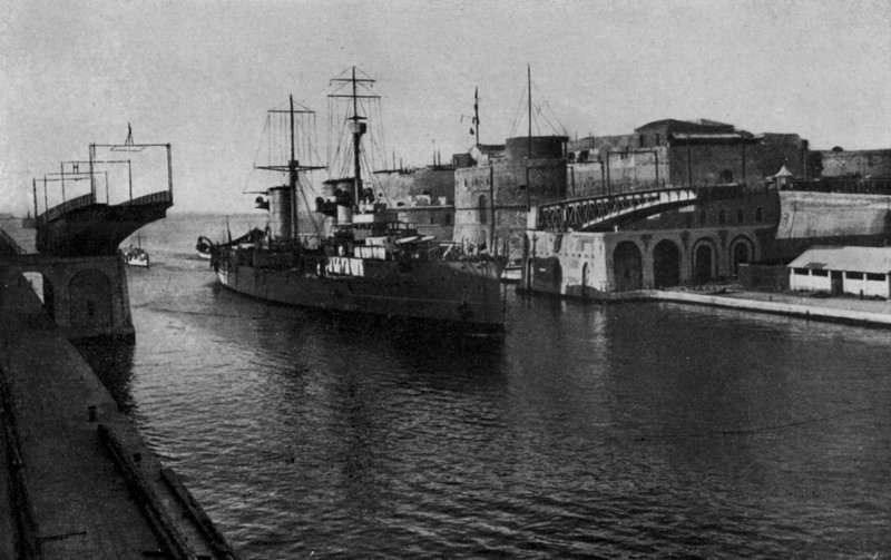 Taranto, Ponte Girevole, Passage of the R Ships (s/v foto) av Italian Photographer