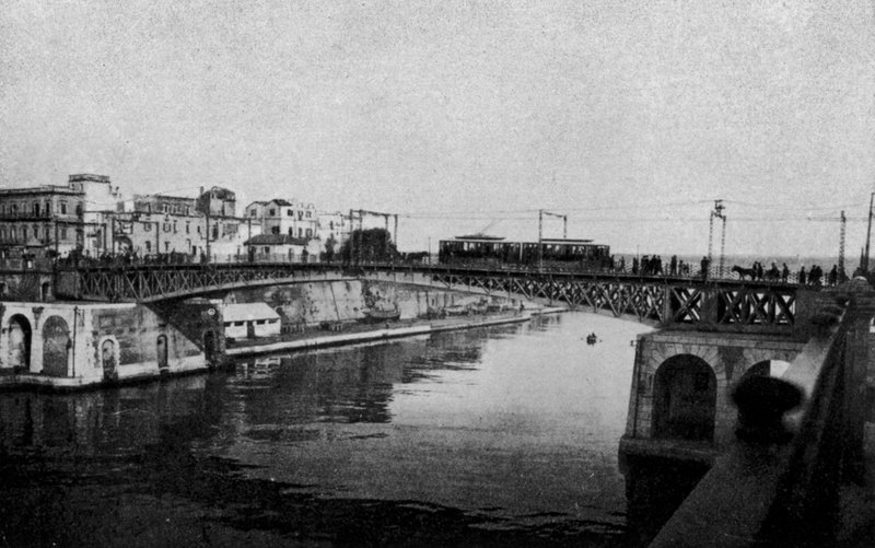 Taranto, stängd svängbro och gamla stan (s/v foto) av Italian Photographer