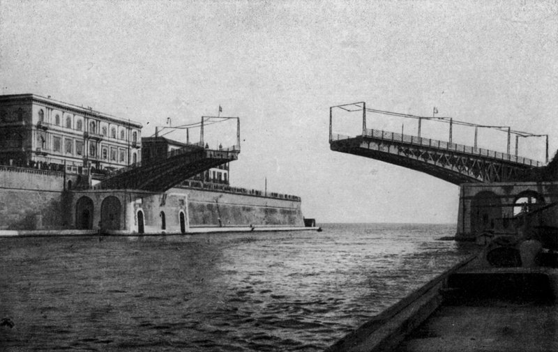 Taranto, halvöppen svängbro (s/v foto) av Italian Photographer