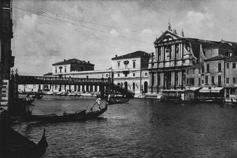 Venedig, jesuitkyrkan och järnvägsstationen (s/v foto) av Italian Photographer