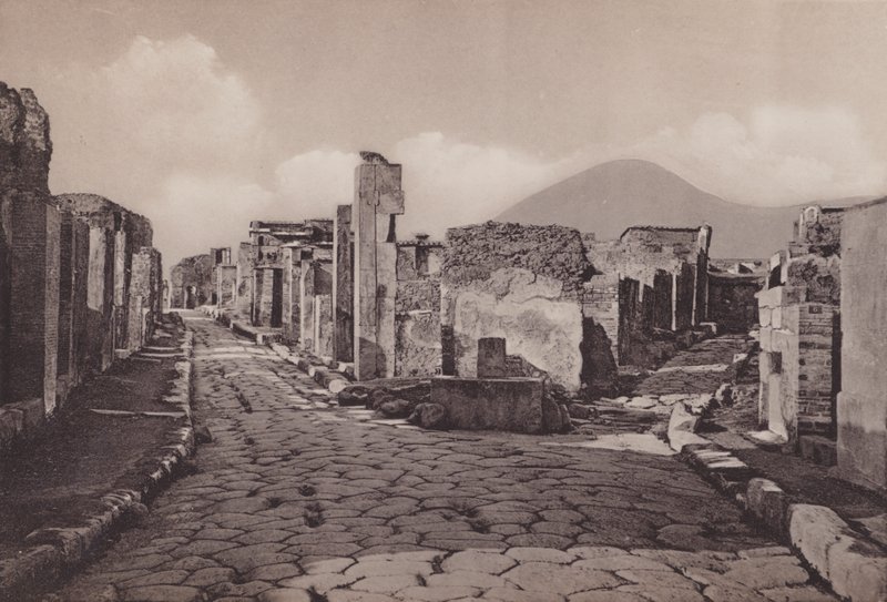 Via Consolare och Porta Di Ercolano, Consular Road, Gate of Herculanum (s/v foto) av Italian Photographer