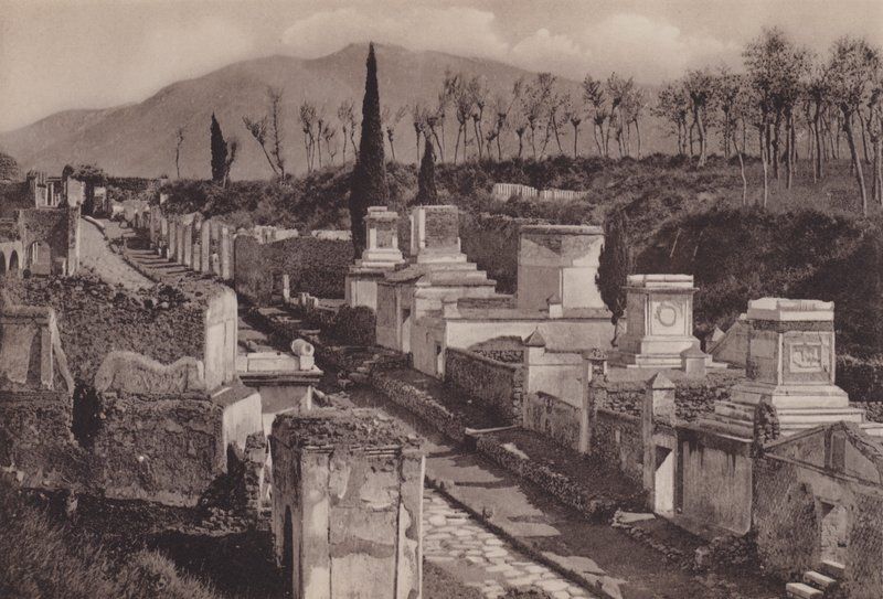 Via Delle Tombe, Street of the Tombs (s/v foto) av Italian Photographer