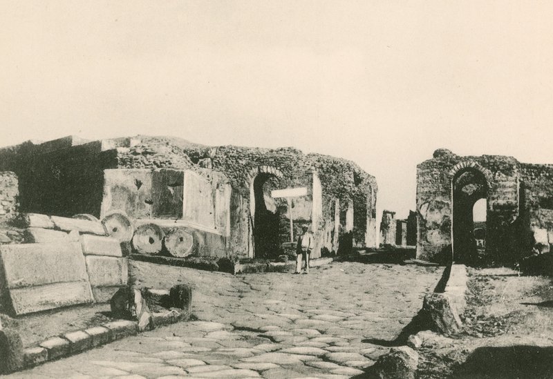 Herculaneum-porten som den är (gravyr) av Italian School