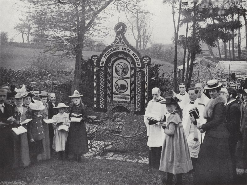 Tissington Well Dressing, läser psalmer vid kistbrunnen av J. Benjamin Stone