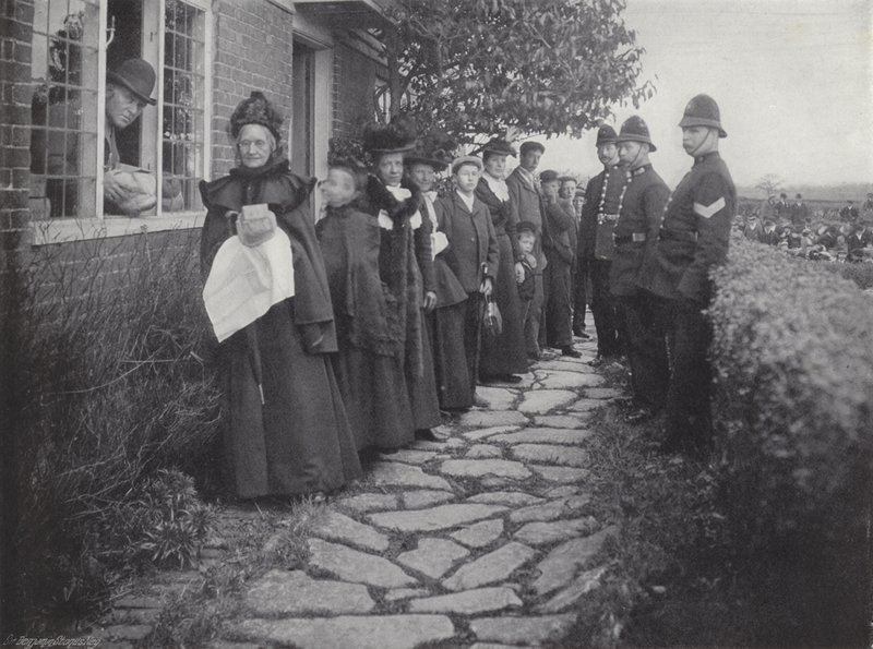The Biddenden Maids välgörenhet som delar ut bröd och ost av J. Benjamin Stone