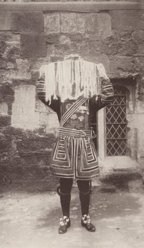 Yeoman of the Guard bär silverfatet med plånböckerna som innehåller Maundy-pengarna (svartvitt foto) av J. Benjamin Stone