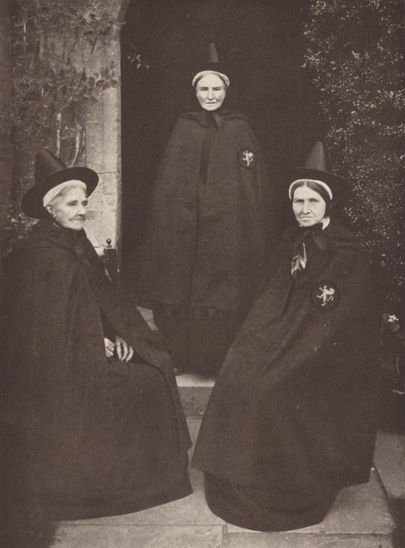 Almswomen på Castle Acre i sin intressanta dräkt (svartvitt foto) av J. Benjamin Stone