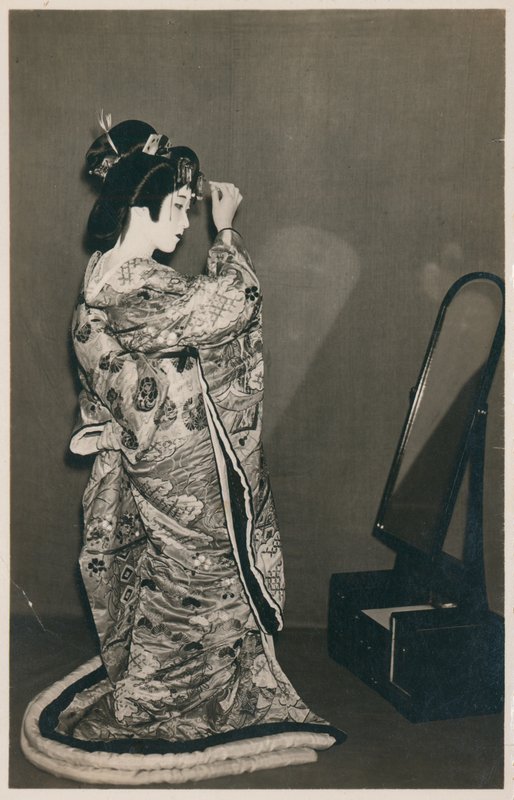 En kvinna klädd i en kimono av Japanese Photographer