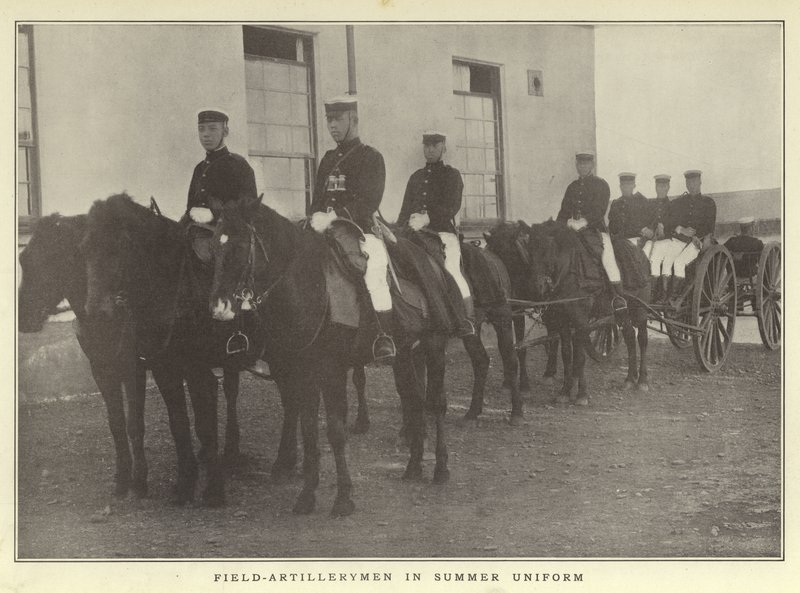 Fältartillerister i sommaruniform av Japanese Photographer
