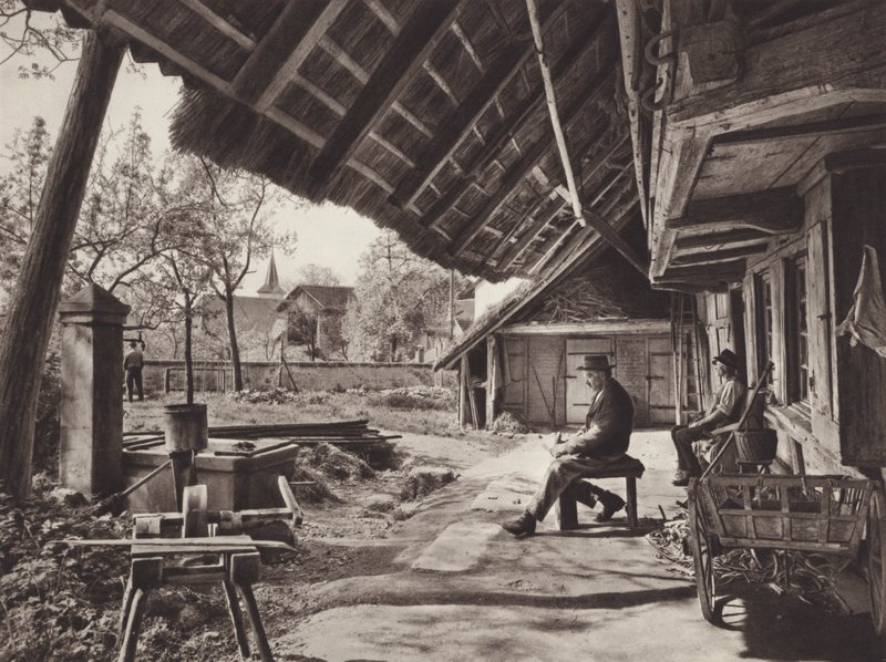 Schweiz: Bernese Farm-House, under takvåningstaket (s/v foto) av Jean Gaberell