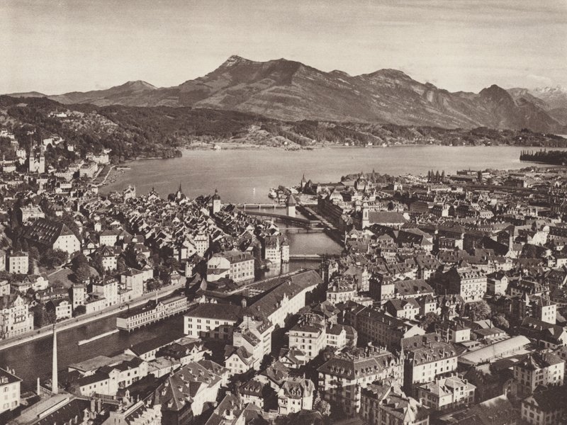 Schweiz: Luzern, från Gutsch, med utsikt mot sjön och Rigi (s/v foto) av Jean Gaberell