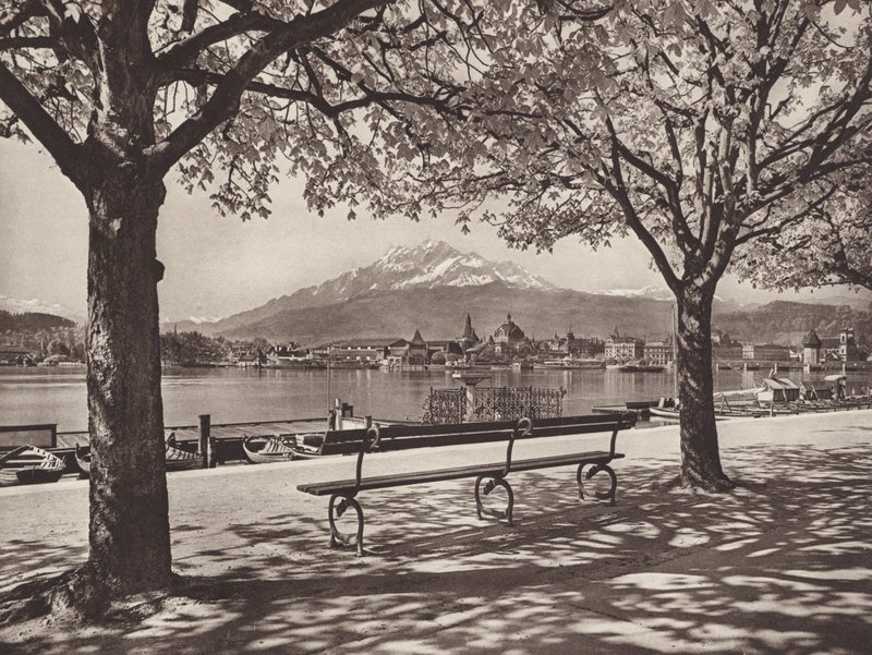 Schweiz: Luzern, med berget Pilatus (s/v foto) av Jean Gaberell