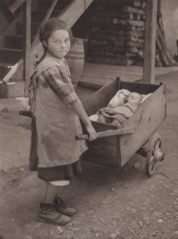 Schweiz: The Simple Life, en primitiv barnvagn (s/v foto) av Jean Gaberell