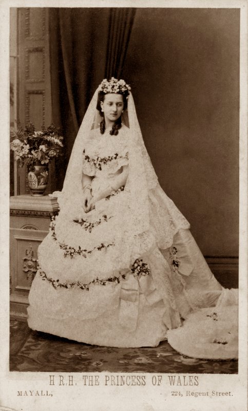 Prinsessan Alexandra av Danmark i sin bröllopsklänning för sitt äktenskap med prinsen av Wales, den blivande kungen Edward VII av John Jabez Edwin Paisley (after) Mayall
