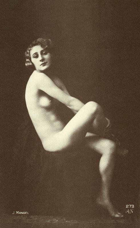 Kvinnlig nakenbild (svartvitt foto) av Julian or Julien Mandel