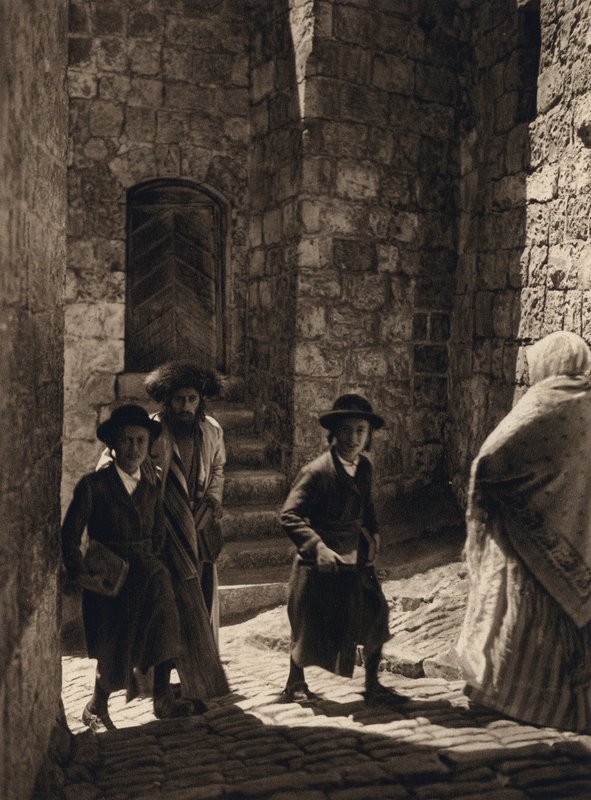 Jerusalem, judar som går till synagogan (s/v foto) av Karl Grober