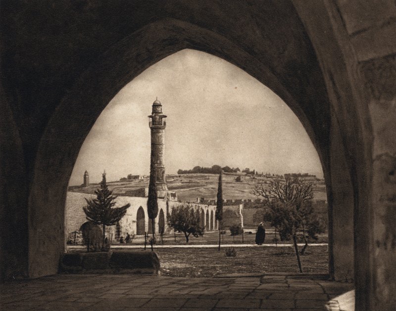 Jerusalem, utsikt över Oljeberget från tempelplatsen (s/v foto) av Karl Grober