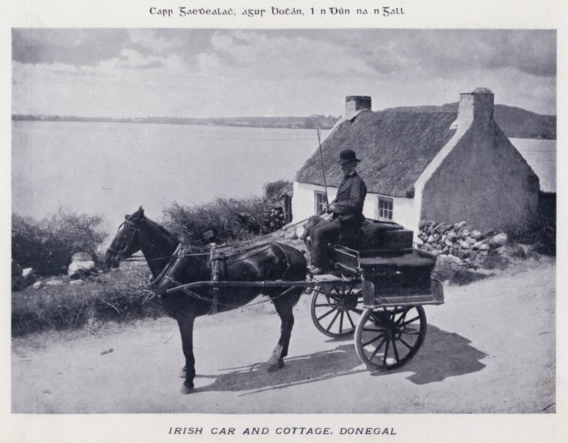 Irish Car and Cottage, Donegal (s/v foto) av Karl Karlovich Piratsky