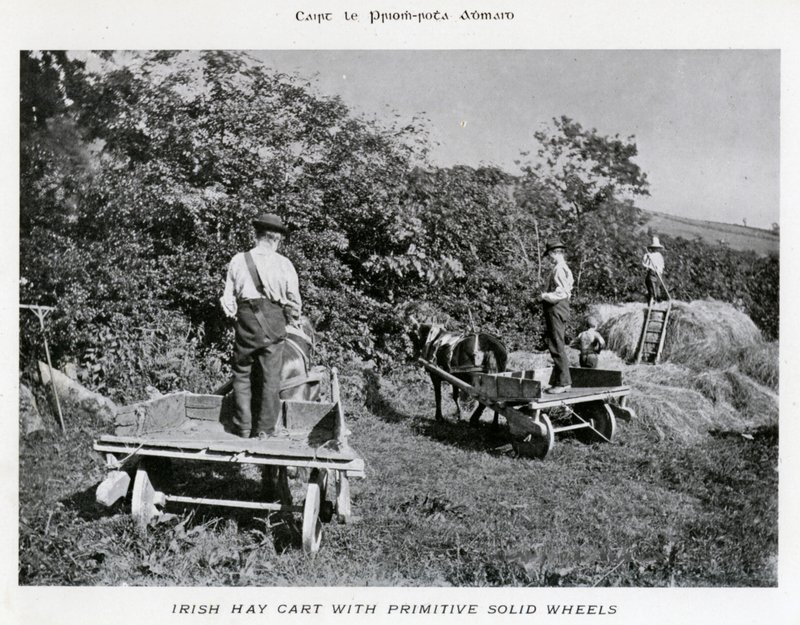 Irish Hay Cart med primitiva solida hjul (s/v foto) av Karl Karlovich Piratsky