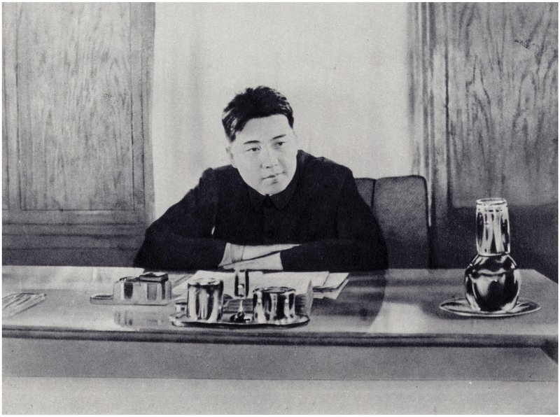 Kamrat Kim Il-sung på sitt kontor vid Folkets råd i Nordkorea (litho) av Korean Photographer