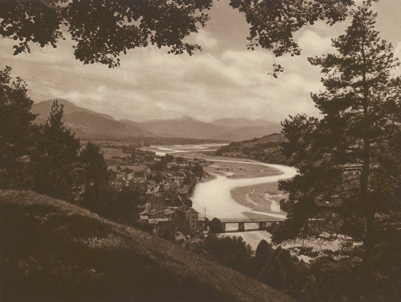 Bad Tölz och Isardalen, utsikt från Golgata; Bad Tölz och Isardalen, utsikt från Kalvarienberg (s/v foto) av Kurt Hielscher