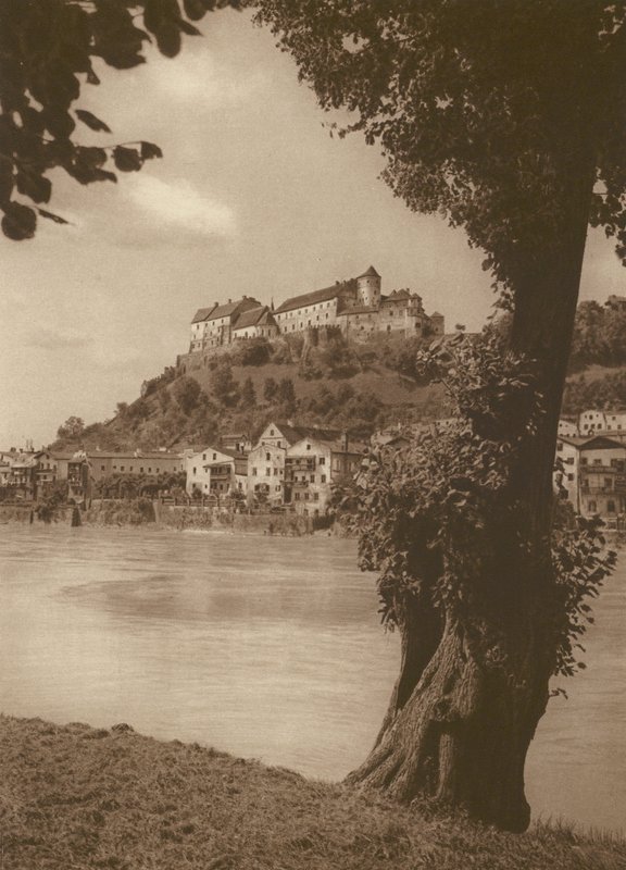 Burghausen vid Salzach; Burghausen vid Salzach (s/v foto) av Kurt Hielscher