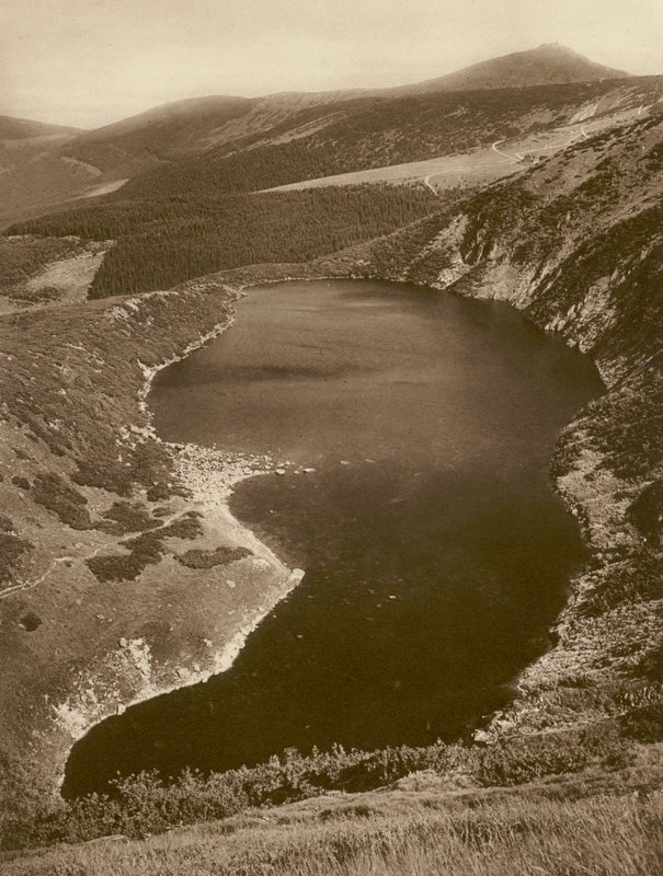 Den stora dammen och Sněžka (gigantiska bergen); Den stora dammen och Schneekoppe (gigantiska bergen) (s/v foto) av Kurt Hielscher