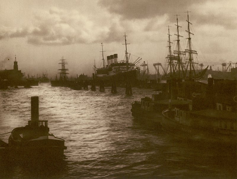 I hamnen i Hamburg; Hamburgs hamn (s/v foto) av Kurt Hielscher