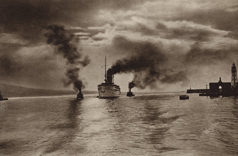 Italien: Neapel, Tillgång till hamnen (s/v foto) av Kurt Hielscher