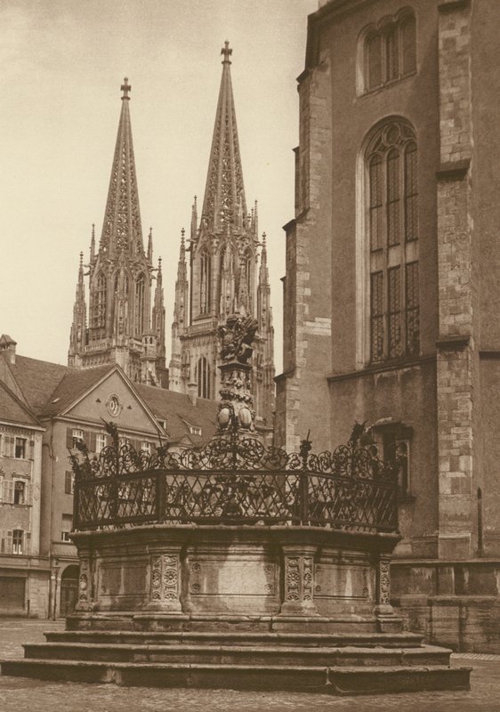 Regensburg, fontän från 1721 på Neupfarrplatz och katedraltorn; Regensburg, fontänen (1721) på "Neupfarr Platz" och katedralen (s/v foto) av Kurt Hielscher