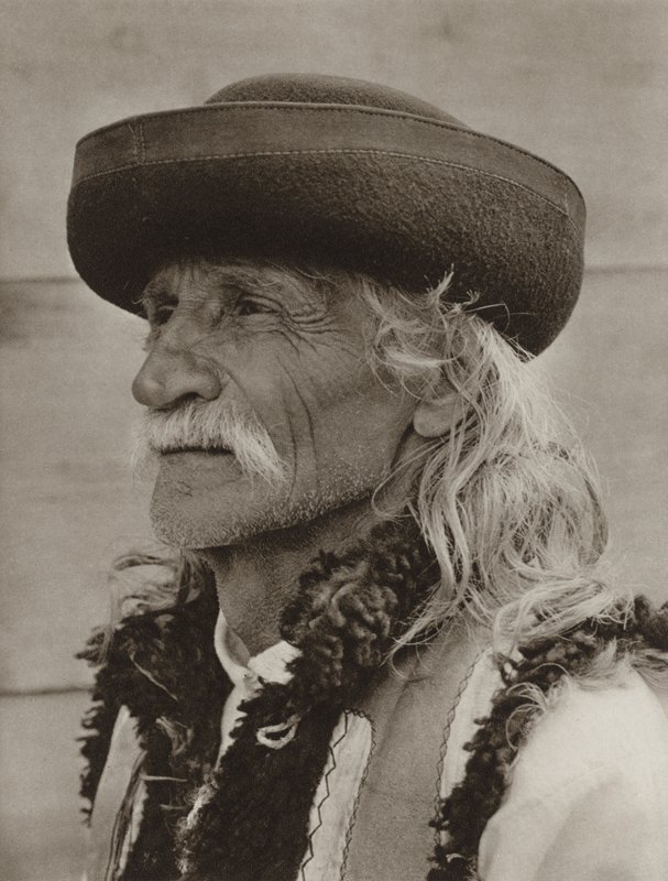 Rumänien: Arbora, gammal bonde (s/v foto) av Kurt Hielscher