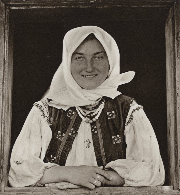 Rumänien: Oncesti, vid fönstret (s/v foto) av Kurt Hielscher