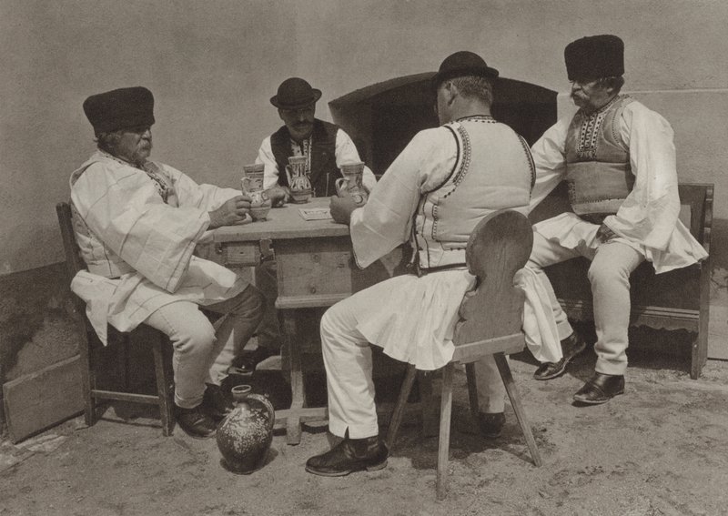 Rumänien: Poiana-Sibiului, njuter av ett glas vin (s/v foto) av Kurt Hielscher