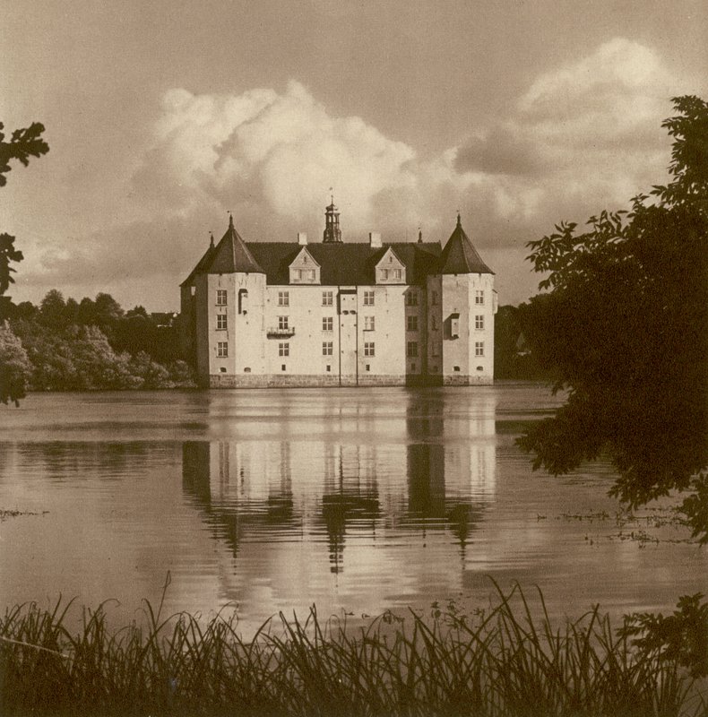 Schloss Glucksburg nära Flensburg (Schleswig); Glucksburg slott nära Flensburg (Schleswig) (s/v foto) av Kurt Hielscher
