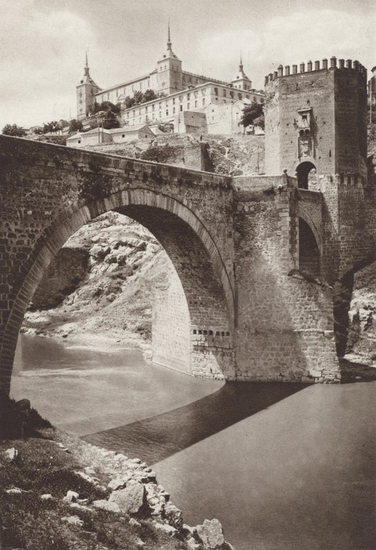 Spanien: Toledo, Alcantara-bron med Alcazar i bakgrunden (s/v foto) av Kurt Hielscher