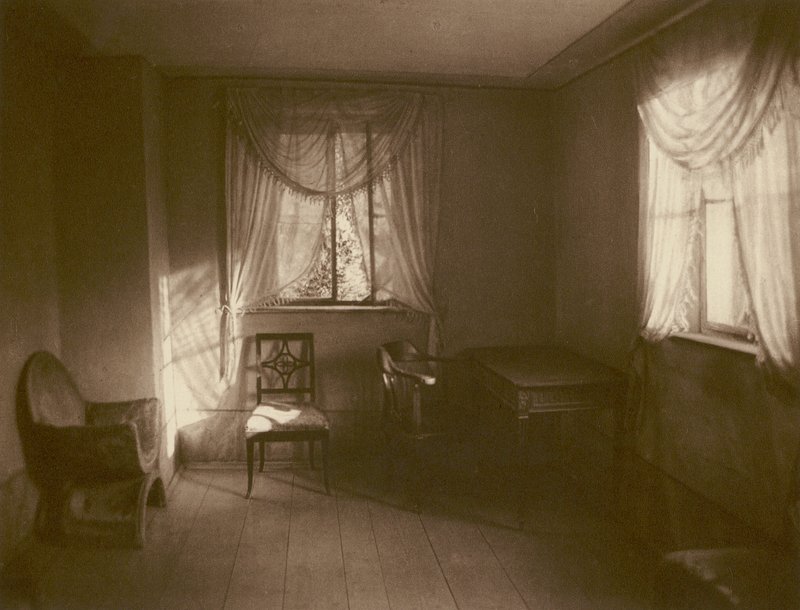 Weimar, kvällssolstråle i Goethes arbetsrum i trädgårdshuset; Weimar, Kvällssolen i Goethes arbetsrum i sommarstugan (s/v foto) av Kurt Hielscher