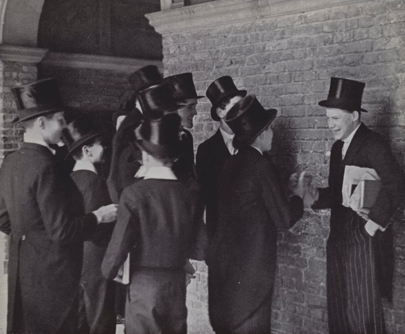 Eton boys, skvaller (s/v foto) av Laszlo Moholy Nagy