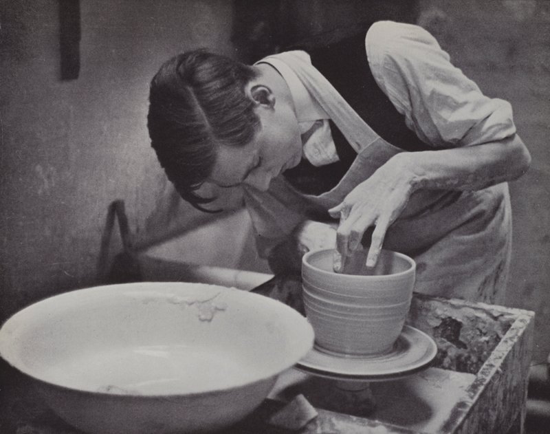 Keramik på Eton (s/v foto) av Laszlo Moholy Nagy