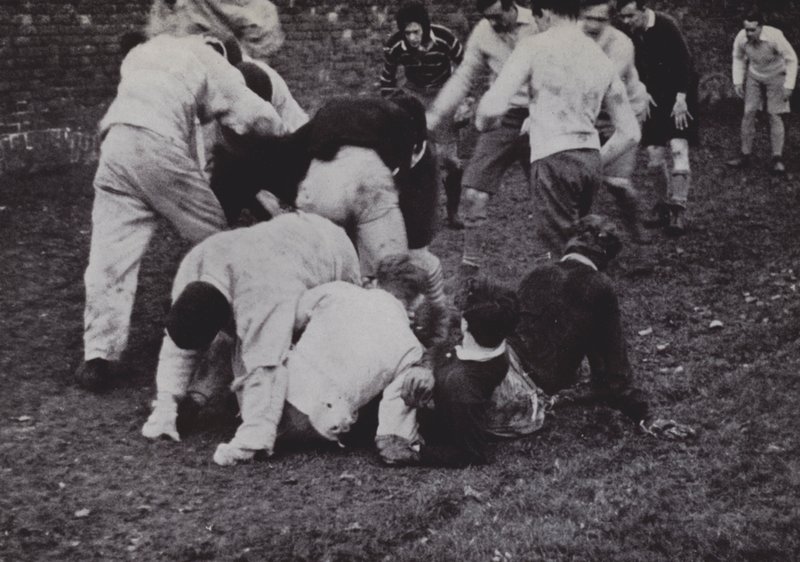 The Wall Game, Eton (s/v foto) av Laszlo Moholy Nagy