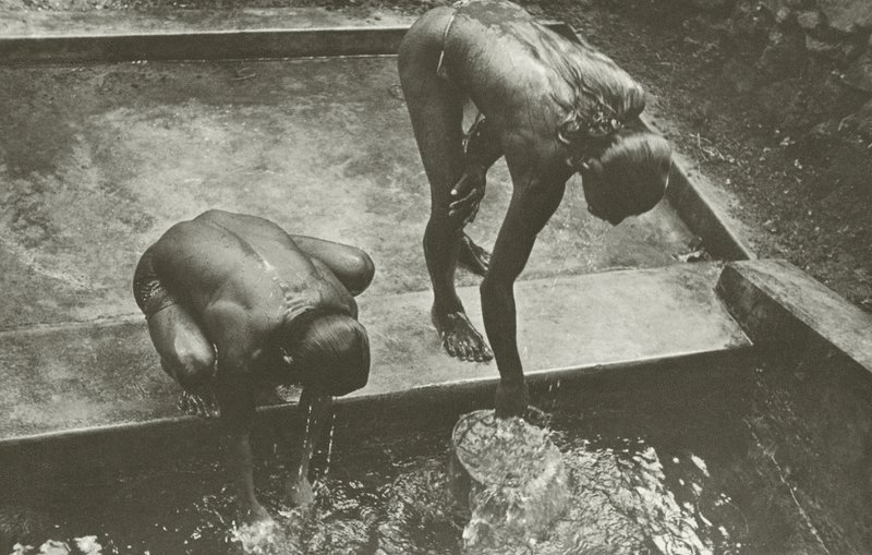 Vid brunnen (s/v foto) av Lionel Wendt