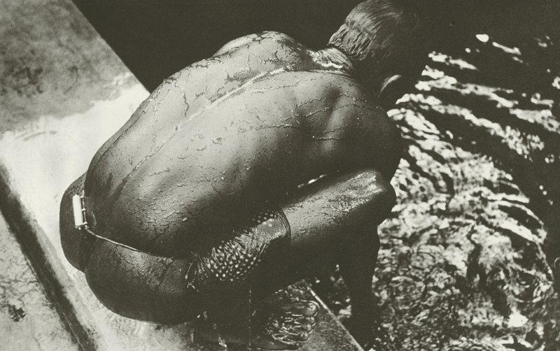 Vid brunnen (s/v foto) av Lionel Wendt