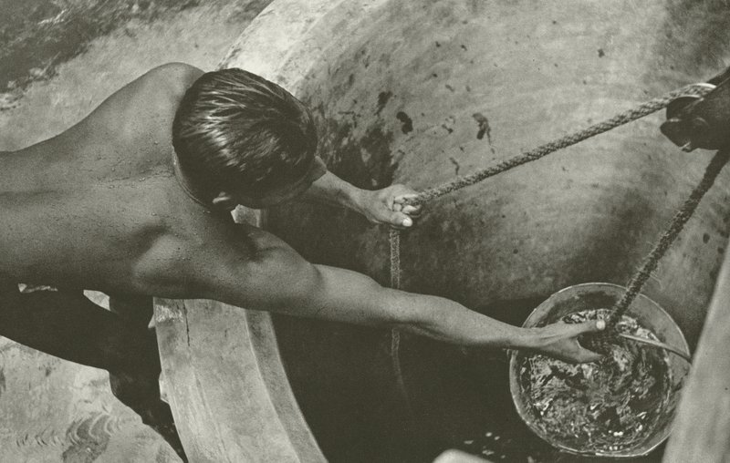 Vid brunnen (s/v foto) av Lionel Wendt