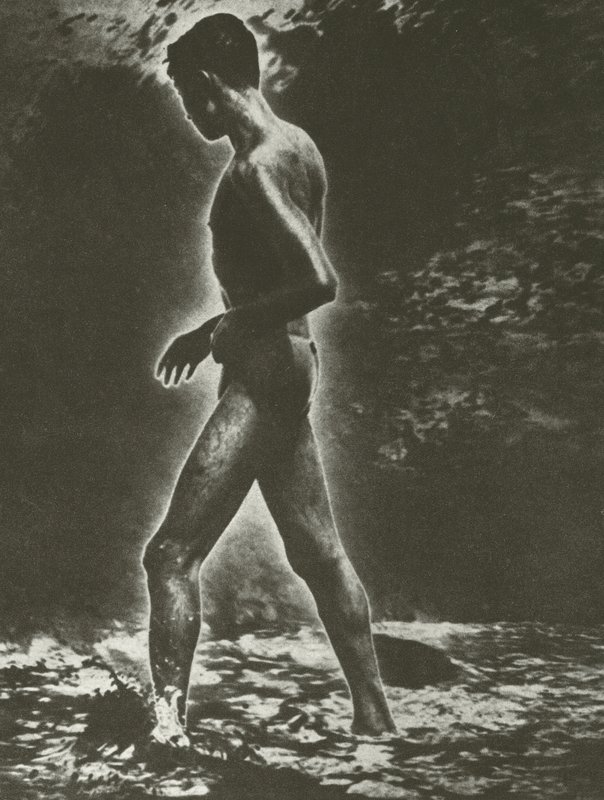 Pojke och våg (s/v foto) av Lionel Wendt