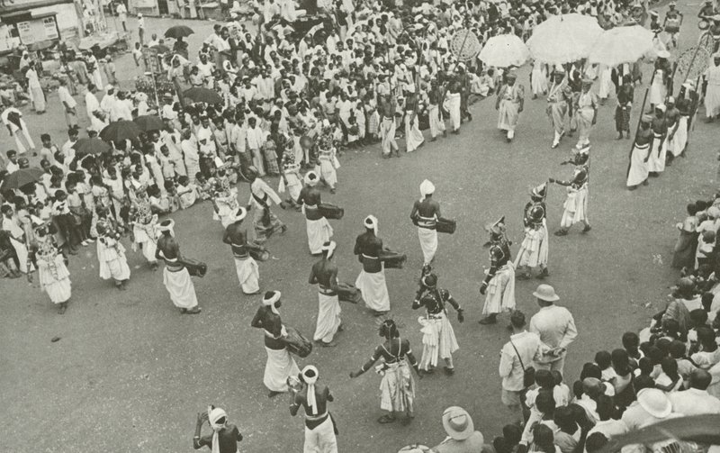 Perahera (s/v foto) av Lionel Wendt