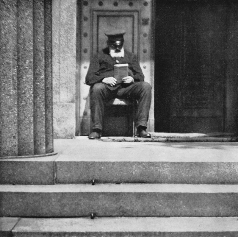 Berlin: Portieren; Porter (s/v foto) av Mario Bucovich